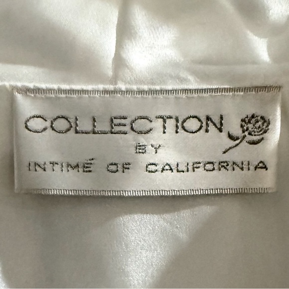 Vintage Intime of California Elegant Lace Trim Slip Dress and Robe Set. - Picture 7 of 8